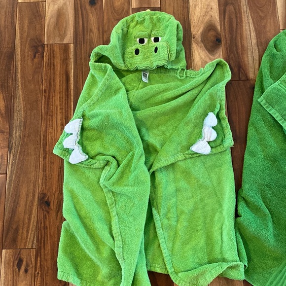 Lot of 2 hooded towels. Green. Oshkosh b’gosh. - Picture 2 of 4